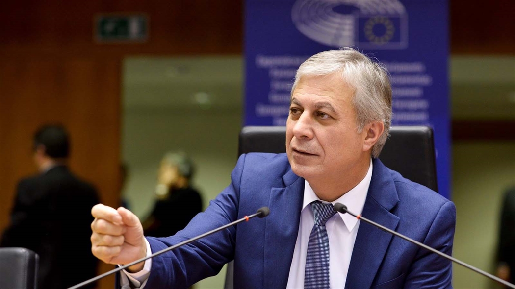 Καθαρός αποδεκτής κονδυλίων ΕΕ η Κύπρος λέει ο Χριστοφόρου επιδίδοντας την έκθεση στην ΠτΒ