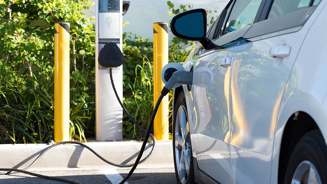 Στα 85 ευρώ το εξώδικο για στάθμευση οχήματος σε σημείο επαναφόρτισης EV και εναρμόνιση με ΕΕ σε εμπορία δικαιωμάτων εκπομπής αερίων θερμοκηπίου