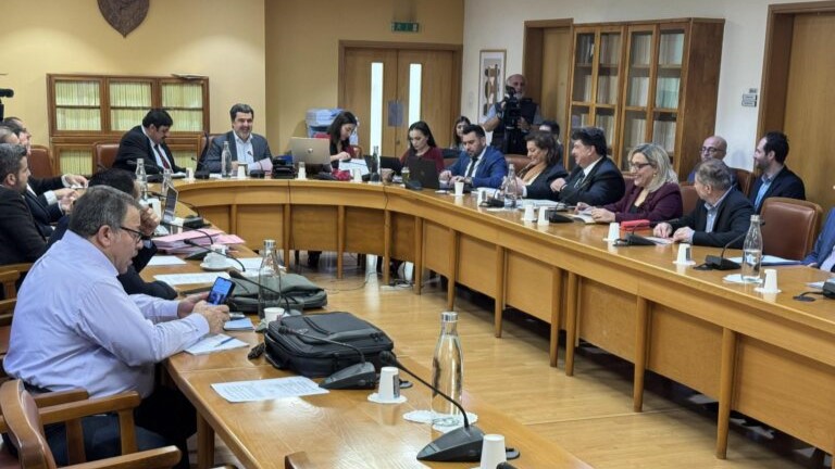 Στην Ολομέλεια Βουλής στα μέσα Δεκεμβρίου το νομοσχέδιο για αξιολόγηση εκπαιδευτικών